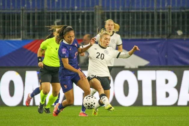 28.10.2025, xgrfx, Fussball UEFA Women s Nations League Halbfinale , Frankreich - Deutschland v.l. Selma Bacha (Frankreich), Elisa Senß (Deutsche Frauennationalmannschaft) (DFL DFB REGULATIONS PROHIBIT ANY USE OF PHOTOGRAPHS as IMAGE SEQUENCES and or QUASI-VIDEO) Caen