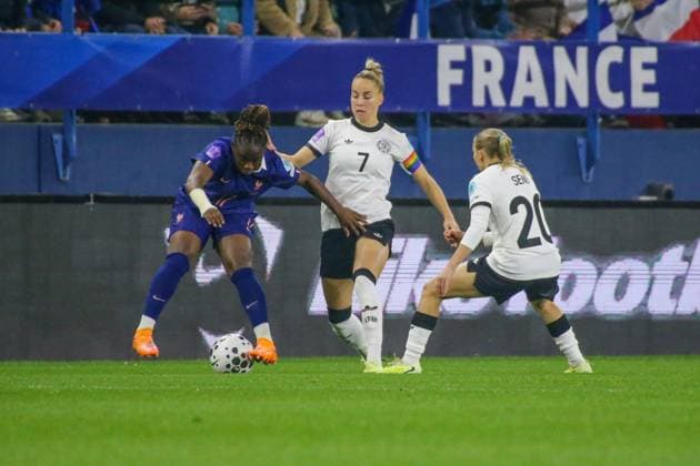 28.10.2025, xgrfx, Fussball UEFA Women s Nations League Halbfinale , Frankreich - Deutschland v.l. Sandy Baltimore (Frankreich), Giulia Gwinn, Elisa Senß (Deutsche Frauennationalmannschaft) (DFL DFB REGULATIONS PROHIBIT ANY USE OF PHOTOGRAPHS as IMAGE SEQUENCES and or QUASI-VIDEO) Caen
