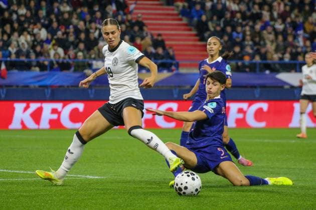 28.10.2025, xgrfx, Fussball UEFA Women s Nations League Halbfinale , Frankreich - Deutschland v.l. Klara Bühl (Deutsche Frauennationalmannschaft), Elisa De Almeida (Frankreich) (DFL DFB REGULATIONS PROHIBIT ANY USE OF PHOTOGRAPHS as IMAGE SEQUENCES and or QUASI-VIDEO) Caen