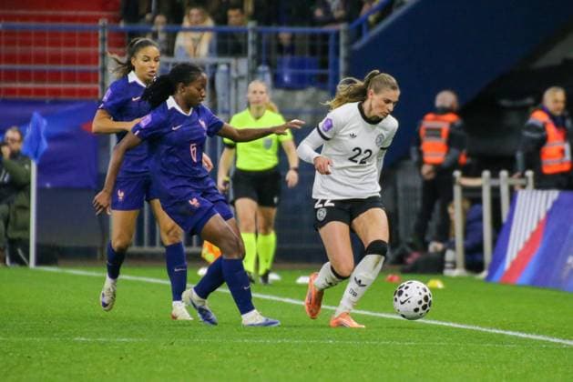28.10.2025, xgrfx, Fussball UEFA Women s Nations League Halbfinale , Frankreich - Deutschland v.l. Oriane Jean-Francois (Frankreich), Jule Brand (Deutsche Frauennationalmannschaft) (DFL DFB REGULATIONS PROHIBIT ANY USE OF PHOTOGRAPHS as IMAGE SEQUENCES and or QUASI-VIDEO) Caen
