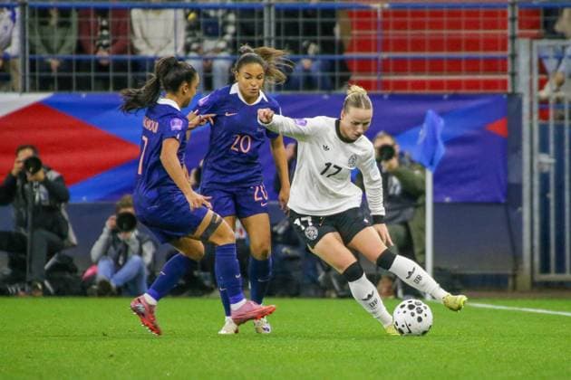 28.10.2025, xgrfx, Fussball UEFA Women s Nations League Halbfinale , Frankreich - Deutschland v.l. Delphine Cascarino (Frankreich), Franziska Kett (Deutsche Frauennationalmannschaft) (DFL DFB REGULATIONS PROHIBIT ANY USE OF PHOTOGRAPHS as IMAGE SEQUENCES and or QUASI-VIDEO) Caen