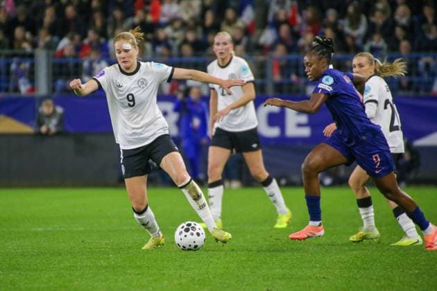 28.10.2025, xgrfx, Fussball UEFA Women s Nations League Halbfinale , Frankreich - Deutschland v.l. Sjoeke Nüsken (Deutsche Frauennationalmannschaft), Melvine Malard (Frankreich) (DFL DFB REGULATIONS PROHIBIT ANY USE OF PHOTOGRAPHS as IMAGE SEQUENCES and or QUASI-VIDEO) Caen