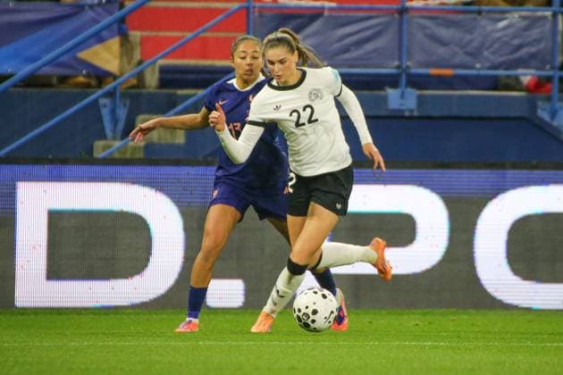 28.10.2025, xgrfx, Fussball UEFA Women s Nations League Halbfinale , Frankreich - Deutschland v.l. Selma Bacha (Frankreich), Jule Brand (Deutsche Frauennationalmannschaft) (DFL DFB REGULATIONS PROHIBIT ANY USE OF PHOTOGRAPHS as IMAGE SEQUENCES and or QUASI-VIDEO) Caen