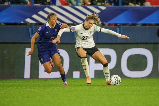 28.10.2025, xgrfx, Fussball UEFA Women s Nations League Halbfinale , Frankreich - Deutschland v.l. Selma Bacha (Frankreich), Jule Brand (Deutsche Frauennationalmannschaft) (DFL DFB REGULATIONS PROHIBIT ANY USE OF PHOTOGRAPHS as IMAGE SEQUENCES and or QUASI-VIDEO) Caen
