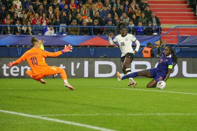 28.10.2025, xgrfx, Fussball UEFA Women s Nations League Halbfinale , Frankreich - Deutschland v.l. Pauline Peyraud-Magnin (Frankreich), Nicole Anyomi (Deutsche Frauennationalmannschaft), Griedge Mbock Bathy (Frankreich) (DFL DFB REGULATIONS PROHIBIT ANY USE OF PHOTOGRAPHS as IMAGE SEQUENCES and or QUASI-VIDEO) Caen