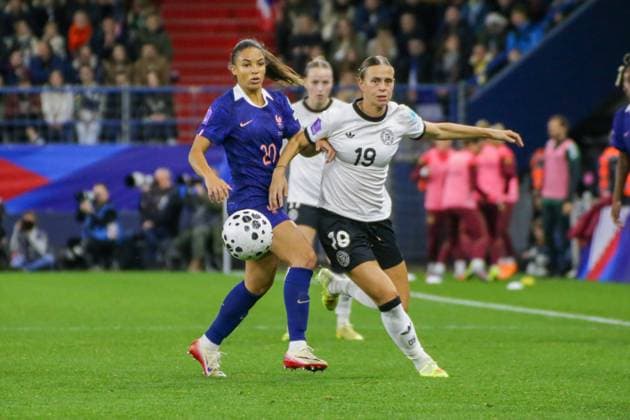 28.10.2025, xgrfx, Fussball UEFA Women s Nations League Halbfinale , Frankreich - Deutschland v.l. Delphine Cascarino (Frankreich), Klara Bühl (Deutsche Frauennationalmannschaft) (DFL DFB REGULATIONS PROHIBIT ANY USE OF PHOTOGRAPHS as IMAGE SEQUENCES and or QUASI-VIDEO) Caen