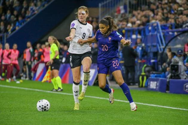 28.10.2025, xgrfx, Fussball UEFA Women s Nations League Halbfinale , Frankreich - Deutschland v.l. Sjoeke Nüsken (Deutsche Frauennationalmannschaft), Delphine Cascarino (Frankreich) (DFL DFB REGULATIONS PROHIBIT ANY USE OF PHOTOGRAPHS as IMAGE SEQUENCES and or QUASI-VIDEO) Caen