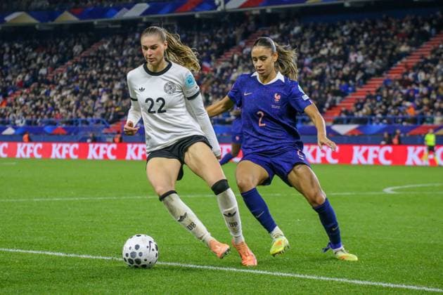 28.10.2025, xgrfx, Fussball UEFA Women s Nations League Halbfinale , Frankreich - Deutschland v.l. Jule Brand (Deutsche Frauennationalmannschaft), Maelle Lakar (Frankreich) (DFL DFB REGULATIONS PROHIBIT ANY USE OF PHOTOGRAPHS as IMAGE SEQUENCES and or QUASI-VIDEO) Caen