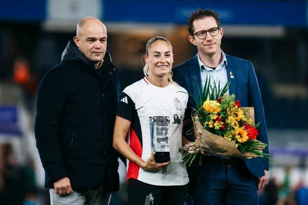 UEFA Women s Nations League: Belgium vs. Ireland, 28.10.2025 LEUVEN, BELGIUM - OCTOBER 28: Tessa Wullaert (Belgium, 9) being honoured by Peter Willems and Jorg Keldermans for her 150 caps during the UEFA Women’s Nations League Relegation Play-Off match between Belgium and Ireland at Den Dreef Stadium onOctober 28, 2025 in Leuven, Belgium Copyright: xBEAUTIFULxSPORTS Freisenx