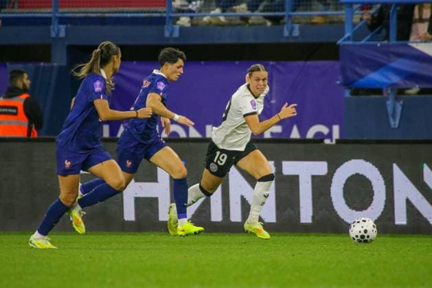 28.10.2025, xgrfx, Fussball UEFA Women s Nations League Halbfinale , Frankreich - Deutschland v.l. Elisa De Almeida (Frankreich), Klara Bühl (Deutsche Frauennationalmannschaft) (DFL DFB REGULATIONS PROHIBIT ANY USE OF PHOTOGRAPHS as IMAGE SEQUENCES and or QUASI-VIDEO) Caen