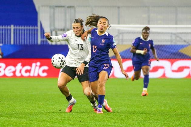 28.10.2025, xgrfx, Fussball UEFA Women s Nations League Halbfinale , Frankreich - Deutschland v.l. Carlotta Wamser (Deutsche Frauennationalmannschaft), Selma Bacha (Frankreich) (DFL DFB REGULATIONS PROHIBIT ANY USE OF PHOTOGRAPHS as IMAGE SEQUENCES and or QUASI-VIDEO) Caen
