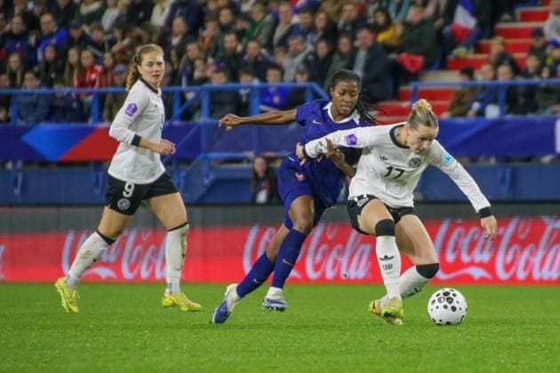 28.10.2025, xgrfx, Fussball UEFA Women s Nations League Halbfinale , Frankreich - Deutschland v.l. Oriane Jean-Francois (Frankreich), Franziska Kett (Deutsche Frauennationalmannschaft) (DFL DFB REGULATIONS PROHIBIT ANY USE OF PHOTOGRAPHS as IMAGE SEQUENCES and or QUASI-VIDEO) Caen