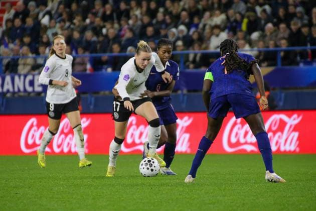 28.10.2025, xgrfx, Fussball UEFA Women s Nations League Halbfinale , Frankreich - Deutschland v.l. Franziska Kett (Deutsche Frauennationalmannschaft), Oriane Jean-Francois (Frankreich) (DFL DFB REGULATIONS PROHIBIT ANY USE OF PHOTOGRAPHS as IMAGE SEQUENCES and or QUASI-VIDEO) Caen