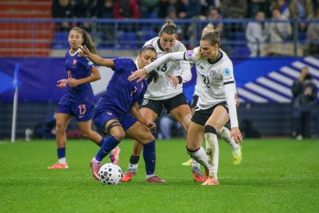 28.10.2025, xgrfx, Fussball UEFA Women s Nations League Halbfinale , Frankreich - Deutschland v.l. Sakina Karchaoui (Frankreich), Carlotta Wamser, Jule Brand (Deutsche Frauennationalmannschaft) (DFL DFB REGULATIONS PROHIBIT ANY USE OF PHOTOGRAPHS as IMAGE SEQUENCES and or QUASI-VIDEO) Caen