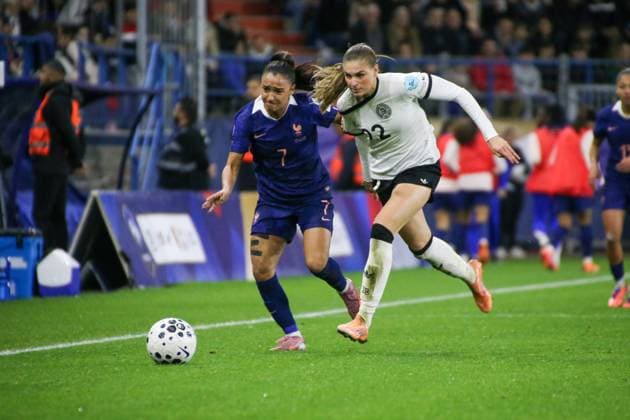 28.10.2025, xgrfx, Fussball UEFA Women s Nations League Halbfinale , Frankreich - Deutschland v.l. Sakina Karchaoui (Frankreich), Jule Brand (Deutsche Frauennationalmannschaft) (DFL DFB REGULATIONS PROHIBIT ANY USE OF PHOTOGRAPHS as IMAGE SEQUENCES and or QUASI-VIDEO) Caen