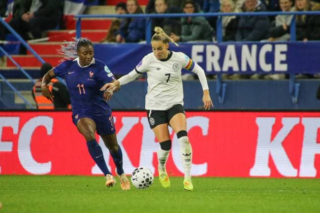 28.10.2025, xgrfx, Fussball UEFA Women s Nations League Halbfinale , Frankreich - Deutschland v.l. Diani Kadidiatou (Frankreich), Giulia Gwinn (Deutsche Frauennationalmannschaft) (DFL DFB REGULATIONS PROHIBIT ANY USE OF PHOTOGRAPHS as IMAGE SEQUENCES and or QUASI-VIDEO) Caen