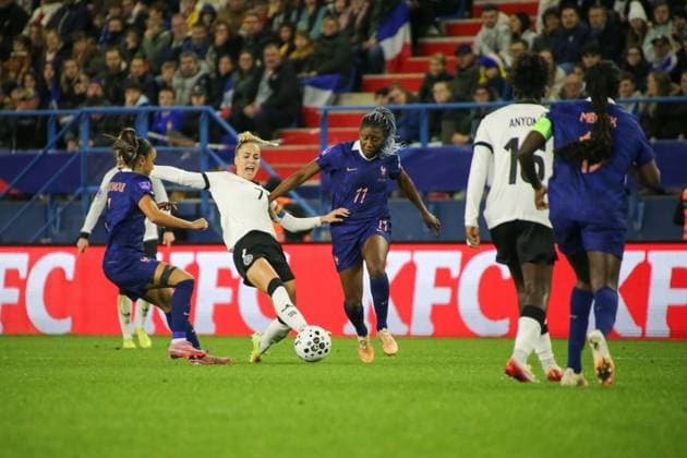 28.10.2025, xgrfx, Fussball UEFA Women s Nations League Halbfinale , Frankreich - Deutschland v.l. Sakina Karchaoui (Frankreich), Giulia Gwinn (Deutsche Frauennationalmannschaft), Diani Kadidiatou (Frankreich) (DFL DFB REGULATIONS PROHIBIT ANY USE OF PHOTOGRAPHS as IMAGE SEQUENCES and or QUASI-VIDEO) Caen