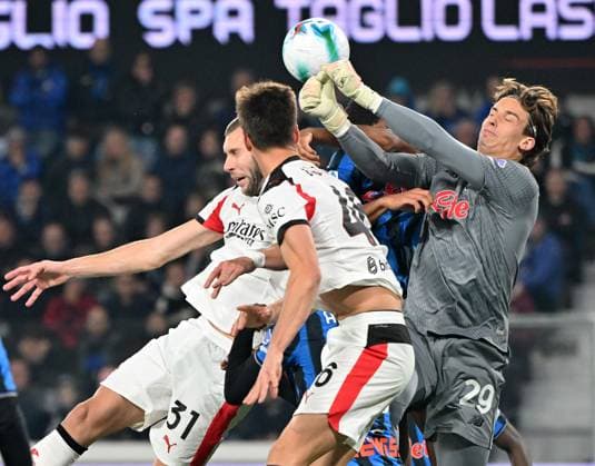 (251029) -- BERGAMO, Oct. 29, 2025 -- AC Milan s Strahinja Pavlovic (L) and Matteo Gabbia (C) vie with Atalanta s goalkeeper Marco Carnesecchi during a Serie A football match between Atalanta and AC Milan in Bergamo, Italy, Oct. 28, 2025. (Photo by Xinhua) (SP)ITALY-BERGAMO-FOOTBALL-SERIE A-ATALANTA VS AC MILAN AlbertoxLingria 