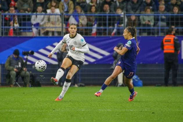 28.10.2025, xgrfx, Fussball UEFA Women s Nations League Halbfinale , Frankreich - Deutschland v.l. Selina Cerci (Deutsche Frauennationalmannschaft), Selma Bacha (Frankreich) (DFL DFB REGULATIONS PROHIBIT ANY USE OF PHOTOGRAPHS as IMAGE SEQUENCES and or QUASI-VIDEO) Caen