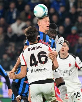 (251029) -- BERGAMO, Oct. 29, 2025 -- AC Milan s Matteo Gabbia (front) and Fikayo Tomori (2nd R) vie with Atalanta s Mario Pasalic (top) during a Serie A football match between Atalanta and AC Milan in Bergamo, Italy, Oct. 28, 2025. (Photo by Xinhua) (SP)ITALY-BERGAMO-FOOTBALL-SERIE A-ATALANTA VS AC MILAN AlbertoxLingria 