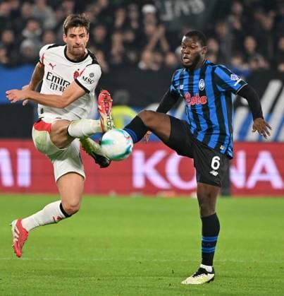 (251029) -- BERGAMO, Oct. 29, 2025 -- AC Milan s Matteo Gabbia (L) vies with Atalanta s Yunus Musah during a Serie A football match between Atalanta and AC Milan in Bergamo, Italy, Oct. 28, 2025. (Photo by Xinhua) (SP)ITALY-BERGAMO-FOOTBALL-SERIE A-ATALANTA VS AC MILAN AlbertoxLingria 