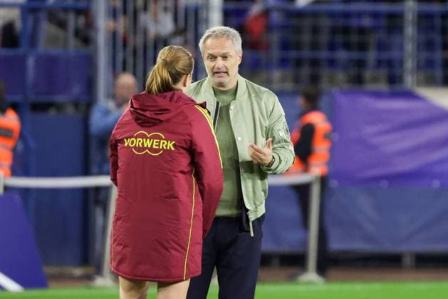Caen, Frankreich 28. Oktober 2025: UEFA Nations League Women - 2025 2026 - Frankreich vs. Deutschland Im Bild: v.li. Sjoeke Nüsken Nuesken (Deutschland) und Bundestrainer Christian Wück Wueck (Deutschland) reden beim Abschlussjubel nach dem Sieg gegen Frankreich und damit im Finale der UEFA Women™s Nations League Stade Michel-dÂ Ornano Copyright: xFotostandx xFantinix