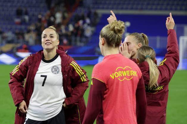 Caen, Frankreich 28. Oktober 2025: UEFA Nations League Women - 2025 2026 - Frankreich vs. Deutschland Im Bild: v.li. Giulia Gwinn (Deutschland) , Alara (Deutschland) , Janina Minge (Deutschland) und Elisa Senß Senss (Deutschland) beim Abschlussjubel nach dem Sieg gegen Frankreich und damit im Finale der UEFA Women™s Nations League Stade Michel-dÂ Ornano Copyright: xFotostandx xFantinix