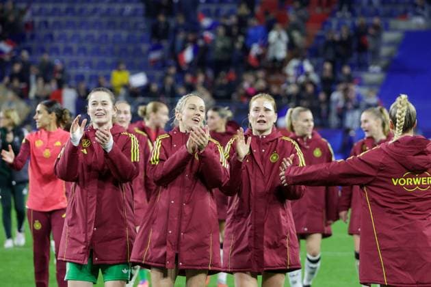 Caen, Frankreich 28. Oktober 2025: UEFA Nations League Women - 2025 2026 - Frankreich vs. Deutschland Im Bild: v.li. Torhüterin Stina Johannes (Deutschland), Kathrin Hendrich (Deutschland) und Sjoeke Nüsken Nuesken (Deutschland) beim Abschlussjubel nach dem Sieg gegen Frankreich und damit im Finale der UEFA Women™s Nations League Stade Michel-dÂ Ornano Copyright: xFotostandx xFantinix