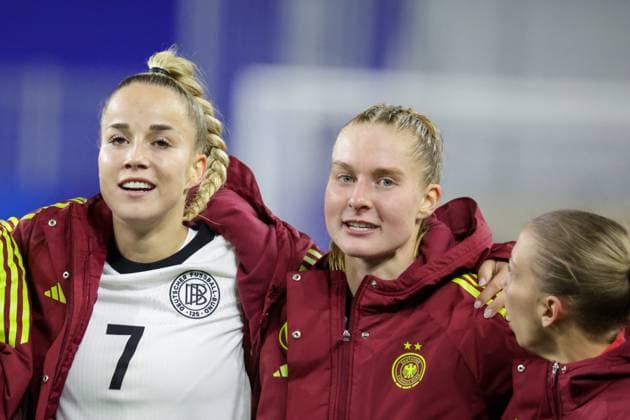 Caen, Frankreich 28. Oktober 2025: UEFA Nations League Women - 2025 2026 - Frankreich vs. Deutschland Im Bild: v.li. Giulia Gwinn (Deutschland), Janina Minge (Deutschland) und Elisa Senß Senss (Deutschland) beim Abschlussjubel nach dem Sieg gegen Frankreich und damit im Finale der UEFA Women™s Nations League Stade Michel-dÂ Ornano Copyright: xFotostandx xFantinix