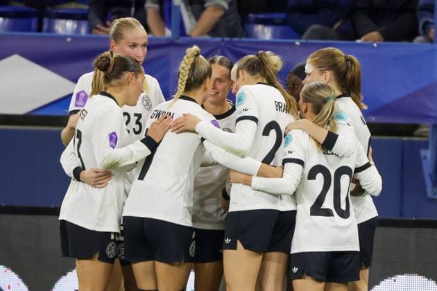 Caen, Frankreich 28. Oktober 2025: UEFA Nations League Women - 2025 2026 - Frankreich vs. Deutschland Im Bild: v.li. die Vierte Torschützin Klara Bühl Buehl (Deutschland), teils verdeckt im Bild, macht das Tor zum 2:1 für Deutschland und jubelt mit ihren Mannschaftskolleginnen Stade Michel-dÂ Ornano Copyright: xFotostandx xFantinix