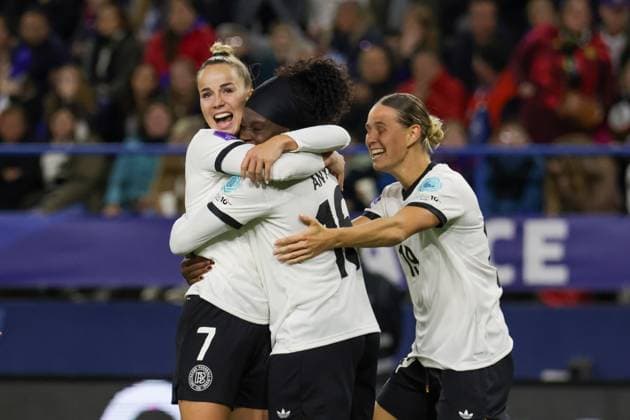 Caen, Frankreich 28. Oktober 2025: UEFA Nations League Women - 2025 2026 - Frankreich vs. Deutschland Im Bild: v.li. die Zweite Torschützin Nicole Anyomi (Deutschland) macht das Tor zum 3:1 für Deutschland, was nach Prüfung durch die Schiedsrichterin aufgrund von einer Abseitsposition aberkannt wurde, und jubelt mit Giulia Gwinn (Deutschland) und Klara Bühl Buehl (Deutschland) Stade Michel-dÂ Ornano Copyright: xFotostandx xFantinix