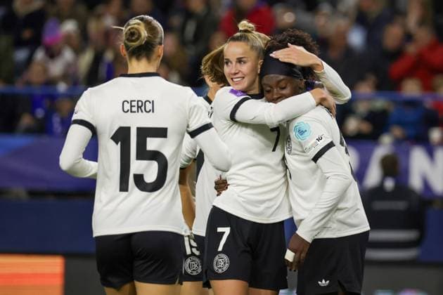 Caen, Frankreich 28. Oktober 2025: UEFA Nations League Women - 2025 2026 - Frankreich vs. Deutschland Im Bild: v.li. die Dritte Torschützin Nicole Anyomi (Deutschland) macht das Tor zum 3:1 für Deutschland, was nach Prüfung durch die Schiedsrichterin aufgrund von einer Abseitsposition aberkannt wurde, und jubelt mit Giulia Gwinn (Deutschland) und Selina Cerci (Deutschland) Stade Michel-dÂ Ornano Copyright: xFotostandx xFantinix