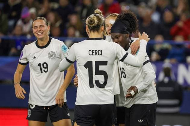 Caen, Frankreich 28. Oktober 2025: UEFA Nations League Women - 2025 2026 - Frankreich vs. Deutschland Im Bild: T v.li. die Vierte Torschützin Nicole Anyomi (Deutschland) macht das Tor zum 3:1 für Deutschland, was nach Prüfung durch die Schiedsrichterin aufgrund von einer Abseitsposition aberkannt wurde, und jubelt mit Klara Bühl Buehl (Deutschland), Giulia Gwinn (Deutschland), verdeckt im Bild, Selina Cerci (Deutschland) Stade Michel-dÂ Ornano Copyright: xFotostandx xFantinix
