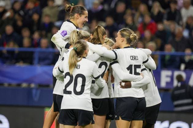 Caen, Frankreich 28. Oktober 2025: UEFA Nations League Women - 2025 2026 - Frankreich vs. Deutschland Im Bild: Torschützin Nicole Anyomi (Deutschland), verdeckt im Bild, macht das Tor zum 3:1 für Deutschland, was nach Prüfung durch die Schiedsrichterin aufgrund von einer Abseitsposition aberkannt wurde, und jubelt mit ihren Mannschaftskolleginnen Stade Michel-dÂ Ornano Copyright: xFotostandx xFantinix
