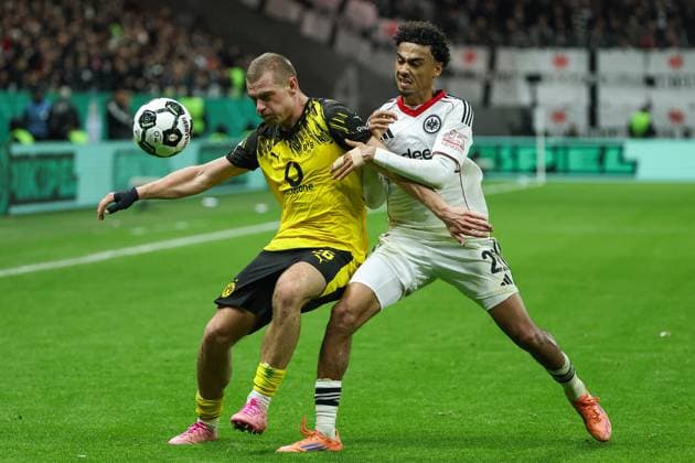 Fußball DFB Pokal - Eintracht Frankfurt - Borussia Dortmund am 28.10.2025 im Deutsche Bank Park in Frankfurt Julian Ryerson (Dortmund 26) gegen Nathaniel Nene Brown (Frankfurt 21)