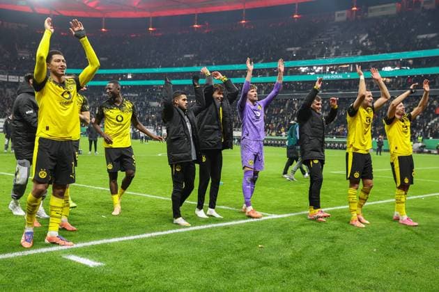 Fußball DFB Pokal - Eintracht Frankfurt - Borussia Dortmund am 28.10.2025 im Deutsche Bank Park in Frankfurt Jubel und Freude über den Sieg im Elfmeter schießen bei der Mannschaft von Borussia Dortmund u.a. Jobe Bellingham (Dortmund 7) , Serhou Guirassy (Dortmund 9) , Torwart Gregor Kobel (Dortmund 1) , Waldemar Anton (Dortmund 3)
