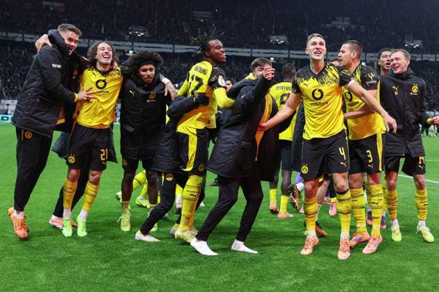 Fußball DFB Pokal - Eintracht Frankfurt - Borussia Dortmund am 28.10.2025 im Deutsche Bank Park in Frankfurt Jubel und Freude über den Sieg im Elfmeter schießen bei der Mannschaft von Borussia Dortmund u.a. Fabio Silva (Dortmund 21) , Karim Adeyemi (Dortmund 27) , Carney Chukwuemeka (Dortmund 17) , Nico Schlotterbeck (Dortmund 4) , Pascal Groß Gross (Dortmund 13) , Maximilian Beier (Dortmund 14)