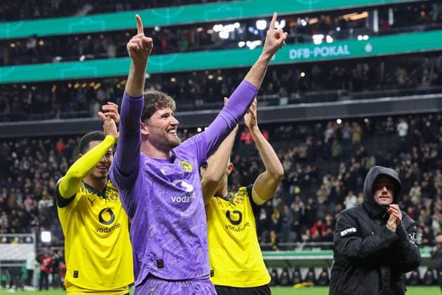 Fußball DFB Pokal - Eintracht Frankfurt - Borussia Dortmund am 28.10.2025 im Deutsche Bank Park in Frankfurt Jubel und Freude über den Sieg im Elfmeter schießen bei der Mannschaft von Borussia Dortmund u.a. bei Torwart Gregor Kobel (Dortmund 1)