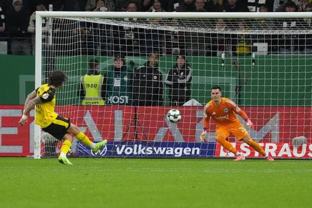 Fabio Silva (Borussia Dortmund, BVB) trifft im Elfmeterschießen gegen Torwart Michael Zetterer (Eintracht Frankfurt, 23) - Frankfurt 28.10.2025: Eintracht Frankfurt vs. Borussia Dortmund, Deutsche Bank Park, 2. Runde DFB-Pokal