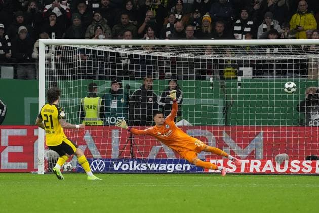 Fabio Silva (Borussia Dortmund, BVB) trifft im Elfmeterschießen gegen Torwart Michael Zetterer (Eintracht Frankfurt, 23) - Frankfurt 28.10.2025: Eintracht Frankfurt vs. Borussia Dortmund, Deutsche Bank Park, 2. Runde DFB-Pokal