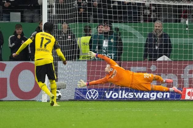 Carney Chukwuemeka (Borussia Dortmund, BVB) trifft im Elfmeterschießen gegen Torwart Michael Zetterer (Eintracht Frankfurt, 23) - Frankfurt 28.10.2025: Eintracht Frankfurt vs. Borussia Dortmund, Deutsche Bank Park, 2. Runde DFB-Pokal
