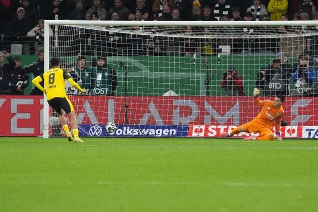 Felix Nmecha (Borussia Dortmund, BVB) trifft im Elfmeterschießen gegen Torwart Michael Zetterer (Eintracht Frankfurt, 23) - Frankfurt 28.10.2025: Eintracht Frankfurt vs. Borussia Dortmund, Deutsche Bank Park, 2. Runde DFB-Pokal