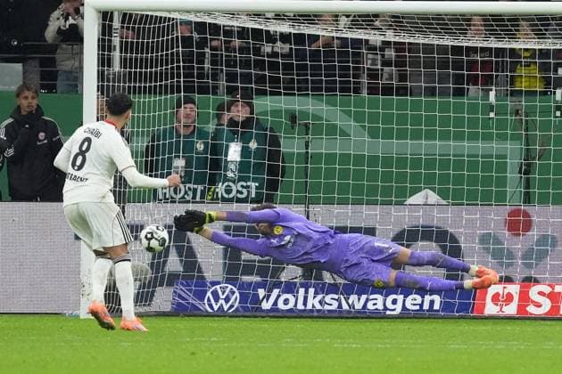 Fares Chaibi (Eintracht Frankfurt, 08) scheitert im Elfmeterschießen an Torwart Gregor Kobel (Borussia Dortmund, BVB) und Dortmund gewinnt - Frankfurt 28.10.2025: Eintracht Frankfurt vs. Borussia Dortmund, Deutsche Bank Park, 2. Runde DFB-Pokal