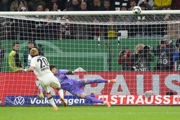 Ritsu Doan (Eintracht Frankfurt, 20) schießt im Elfmeterschießen gegen Torwart Gregor Kobel (Borussia Dortmund, BVB) über das Tor - Frankfurt 28.10.2025: Eintracht Frankfurt vs. Borussia Dortmund, Deutsche Bank Park, 2. Runde DFB-Pokal