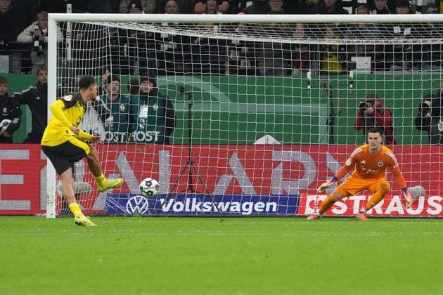 Felix Nmecha (Borussia Dortmund, BVB) trifft im Elfmeterschießen gegen Torwart Michael Zetterer (Eintracht Frankfurt, 23) - Frankfurt 28.10.2025: Eintracht Frankfurt vs. Borussia Dortmund, Deutsche Bank Park, 2. Runde DFB-Pokal