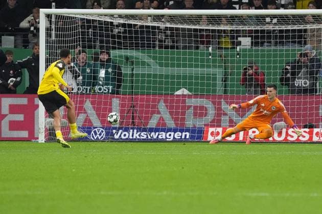 Felix Nmecha (Borussia Dortmund, BVB) trifft im Elfmeterschießen gegen Torwart Michael Zetterer (Eintracht Frankfurt, 23) - Frankfurt 28.10.2025: Eintracht Frankfurt vs. Borussia Dortmund, Deutsche Bank Park, 2. Runde DFB-Pokal