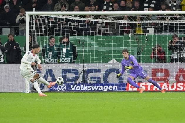 Fares Chaibi (Eintracht Frankfurt, 08) scheitert im Elfmeterschießen an Torwart Gregor Kobel (Borussia Dortmund, BVB) und Dortmund gewinnt - Frankfurt 28.10.2025: Eintracht Frankfurt vs. Borussia Dortmund, Deutsche Bank Park, 2. Runde DFB-Pokal