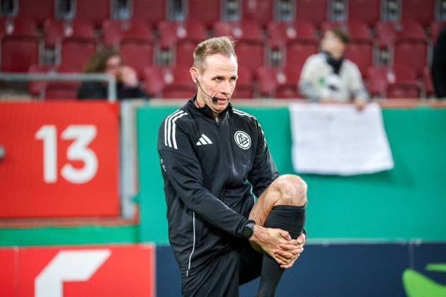 Deutschland: DFB-Pokal 2025 26, 2. Runde - FC Augsburg vs VfL Bochum - WWK Arena (Augsburg): Schiedsrichter Sascha Stegemann beim Warm Up Augsburg WWK Arena Bayern Deutschland Copyright: xBenedictxChristx