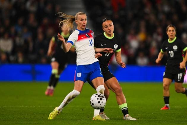 England v Australia - Women s International Friendly, Länderspiel, Nationalmannschaft Aggie Beever-Jones of England is under pressure from Amy Sayer of Australia during the International Friendly match between England Women and Australia at Pride Park in Derby, England, on October 28, 2025. Derby Derbyshire United Kingdom  Copyright: xMIxNewsx originalFilename:fletcher-englandw251028_np17L.jpg