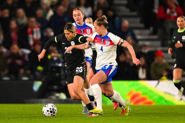 England v Australia - Women s International Friendly, Länderspiel, Nationalmannschaft Keira Walsh of England competes with Kyra Cooney-Cross of Australia during the International Friendly match between England Women and Australia at Pride Park in Derby, England, on October 28, 2025. Derby Derbyshire United Kingdom  Copyright: xMIxNewsx originalFilename:fletcher-englandw251028_npNam.jpg